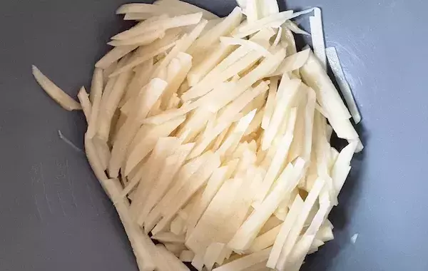 ジャガイモとブロッコリーを混ぜて…　玉子焼き器で作ったものに、子供が「もう一回食べたい」