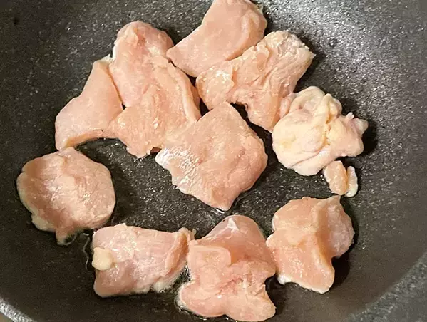 オレンジジュースで鶏肉を煮込む？　意外な組み合わせに「ご飯に合う」