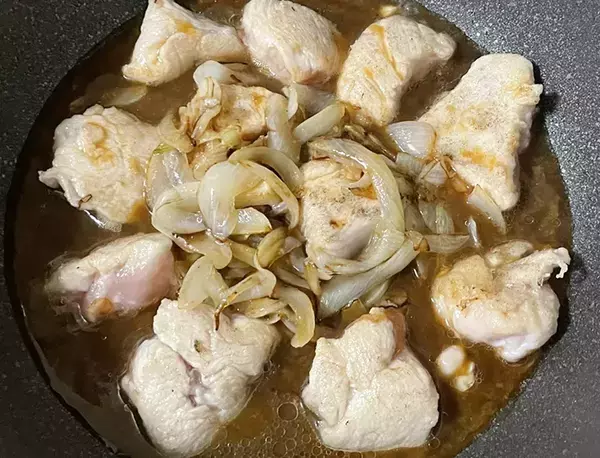 オレンジジュースで鶏肉を煮込む？　意外な組み合わせに「ご飯に合う」