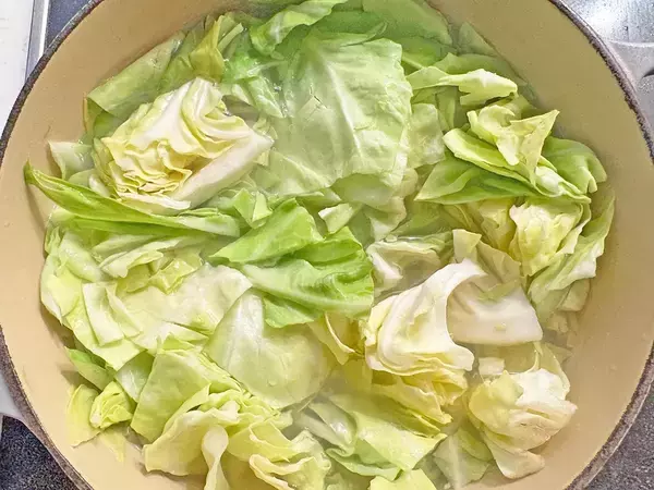 【GW中に助かる簡単レシピ】スープまで飲み干せる！　15分で完成『春キャベツのスープパスタ』