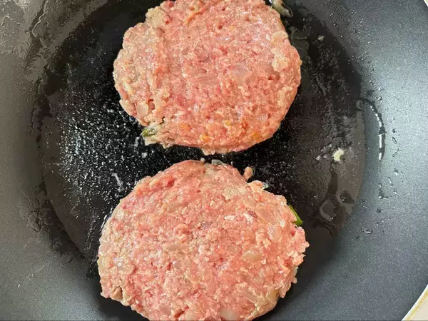 ハンバーグにのせて焼くと？　旬野菜の食べ方に「意外と合う」「華やか！」