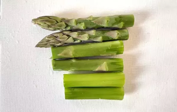 ハンバーグにのせて焼くと？　旬野菜の食べ方に「意外と合う」「華やか！」