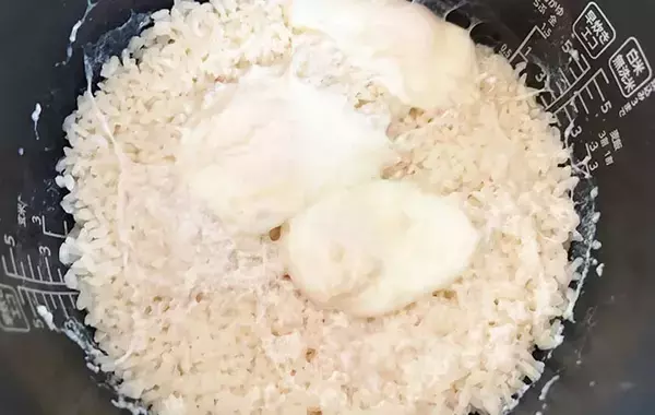 炊飯器に卵を割り入れて…　できた簡単ご飯に「子供がペロリ」「作業5分」