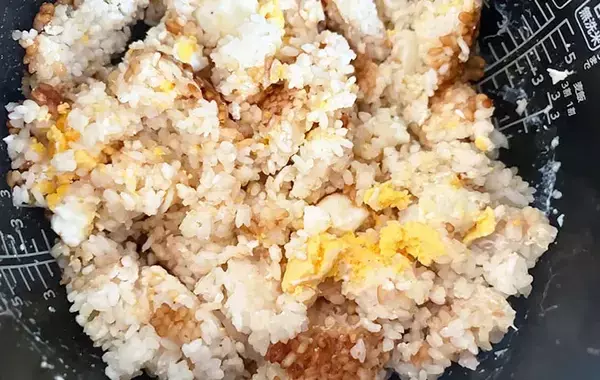 炊飯器に卵を割り入れて…　できた簡単ご飯に「子供がペロリ」「作業5分」