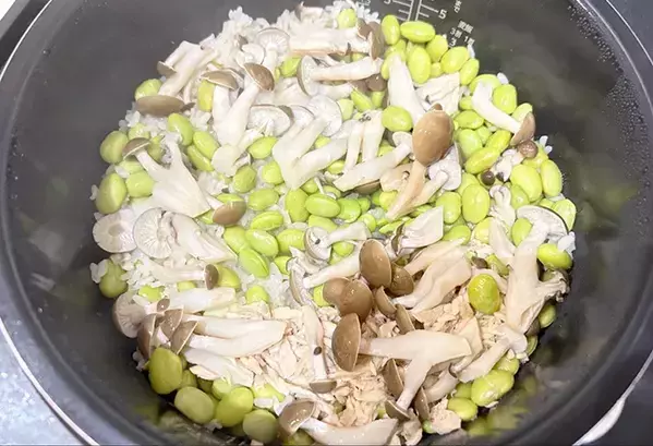 材料を炊飯器にドーン！　味付けはめんつゆだけの炊き込みご飯に「月2で作る」