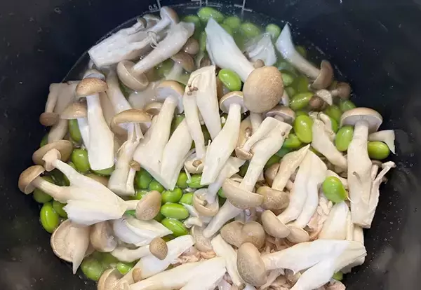 材料を炊飯器にドーン！　味付けはめんつゆだけの炊き込みご飯に「月2で作る」