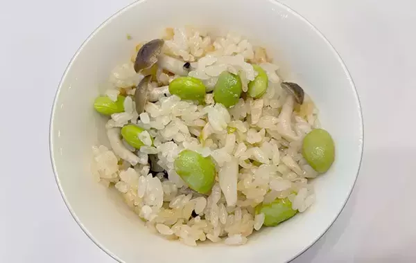 材料を炊飯器にドーン！　味付けはめんつゆだけの炊き込みご飯に「月2で作る」