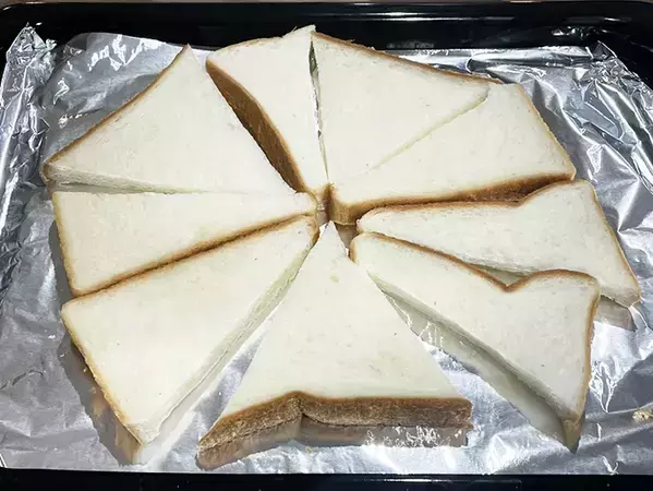 食パンを三角形に切ったら？　『丸型ピザ風トースト』に「これはナイスアイディア」