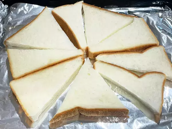 食パンを三角形に切ったら？　『丸型ピザ風トースト』に「これはナイスアイディア」