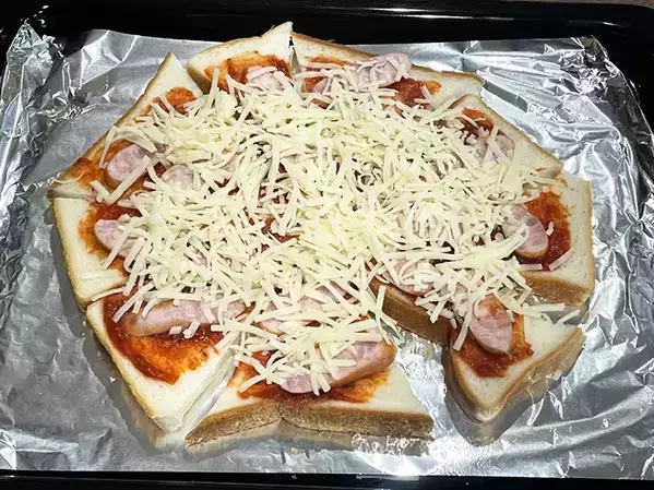 食パンを三角形に切ったら？　『丸型ピザ風トースト』に「これはナイスアイディア」