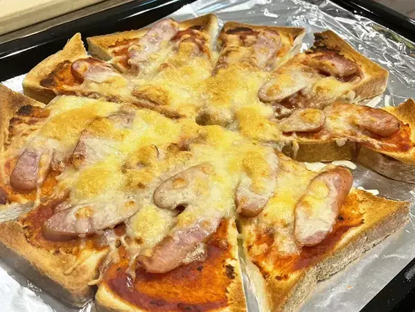 食パンを三角形に切ったら？　『丸型ピザ風トースト』に「これはナイスアイディア」