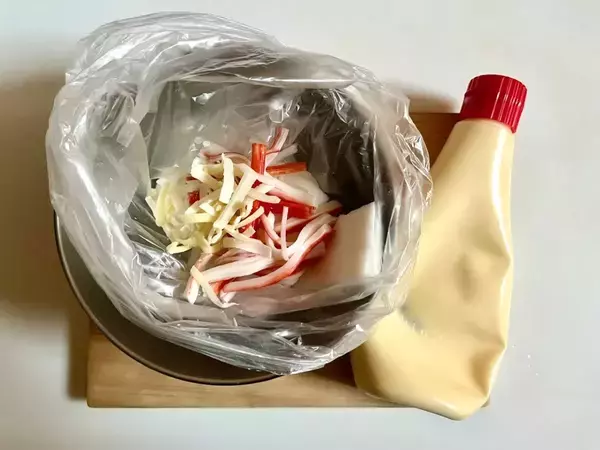 カニカマと一緒にポリ袋に入れたのは？　調理10分“簡単”おかず【レシピ】