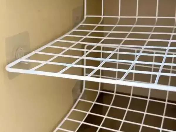 ワイヤーネットを机の角で曲げて…　100均で作る収納棚に「なるほど」「早速やりたい」