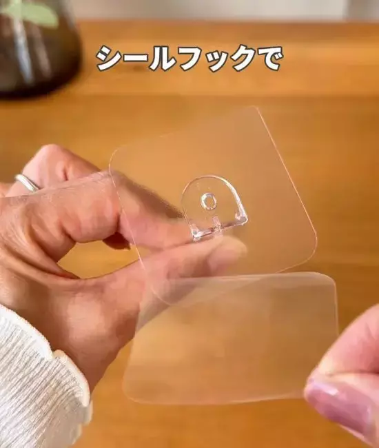 ワイヤーネットを机の角で曲げて…　100均で作る収納棚に「なるほど」「早速やりたい」