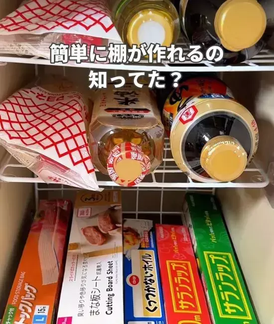 ワイヤーネットを机の角で曲げて…　100均で作る収納棚に「なるほど」「早速やりたい」