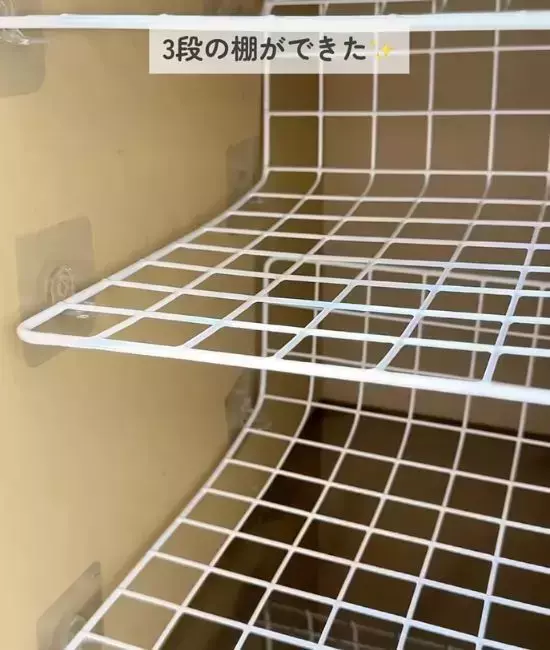 ワイヤーネットを机の角で曲げて…　100均で作る収納棚に「なるほど」「早速やりたい」
