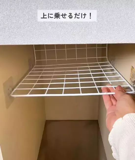 ワイヤーネットを机の角で曲げて…　100均で作る収納棚に「なるほど」「早速やりたい」