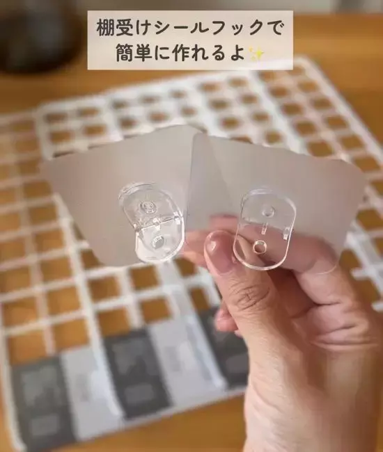 ワイヤーネットを机の角で曲げて…　100均で作る収納棚に「なるほど」「早速やりたい」