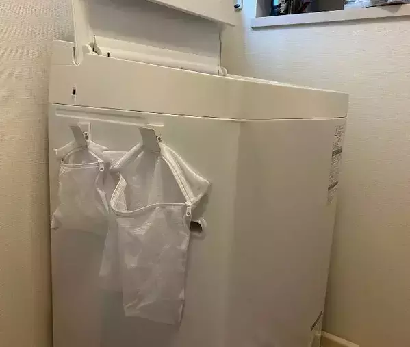 洗濯ネットをクリップで挟むだけ！　靴下収納術に「これなら続く」「素晴らしい」