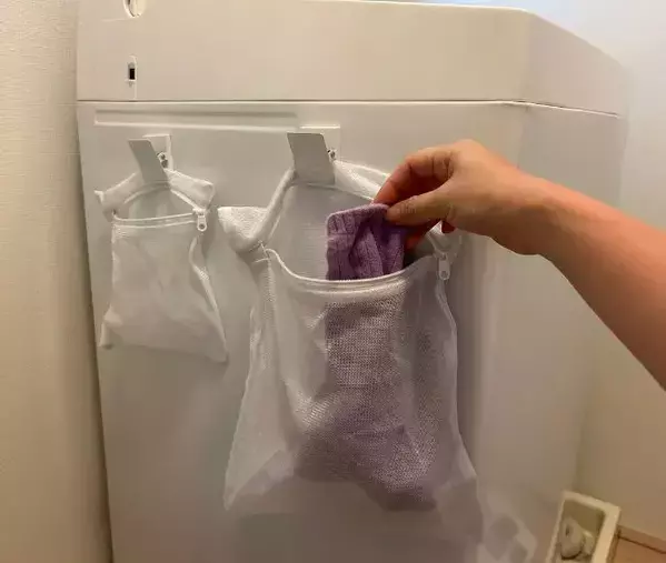 洗濯ネットをクリップで挟むだけ！　靴下収納術に「これなら続く」「素晴らしい」