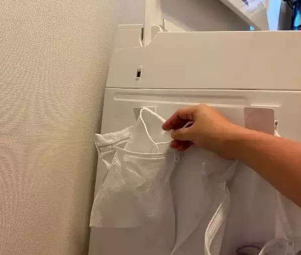 洗濯ネットをクリップで挟むだけ！　靴下収納術に「これなら続く」「素晴らしい」