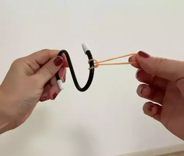 使うのは輪ゴム1本だけ！　S字フックの落下を防ぐ方法に「もっと早く知りたかった」