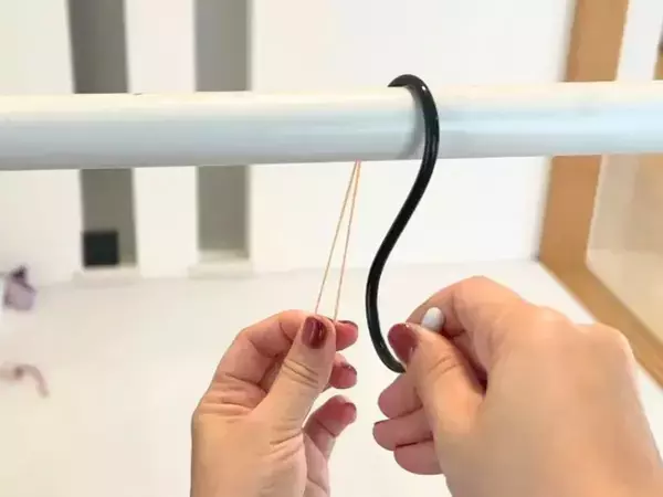 使うのは輪ゴム1本だけ！　S字フックの落下を防ぐ方法に「もっと早く知りたかった」
