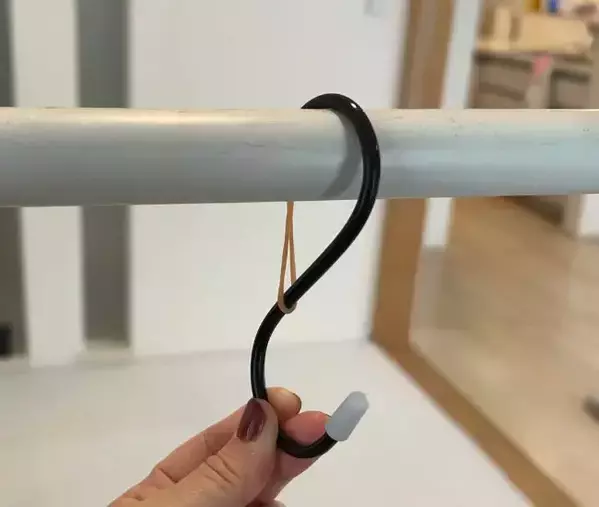 使うのは輪ゴム1本だけ！　S字フックの落下を防ぐ方法に「もっと早く知りたかった」