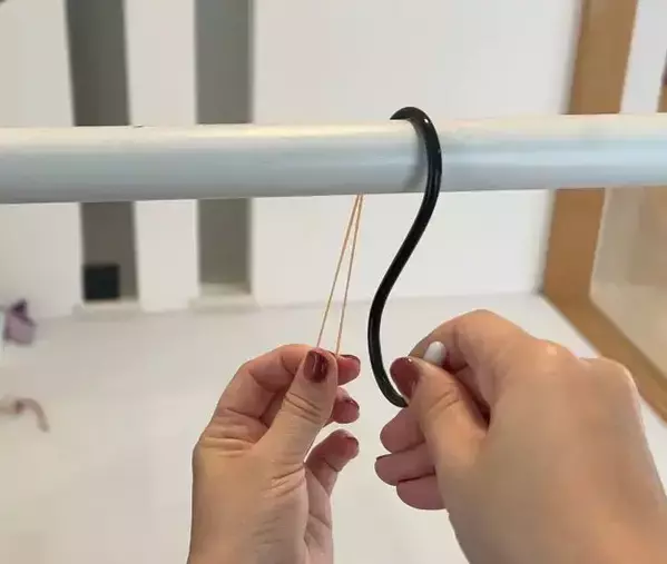 使うのは輪ゴム1本だけ！　S字フックの落下を防ぐ方法に「もっと早く知りたかった」