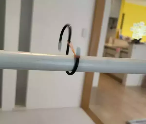 使うのは輪ゴム1本だけ！　S字フックの落下を防ぐ方法に「もっと早く知りたかった」