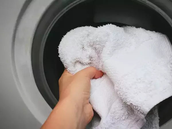 捨てる前に試して！　黒カビが生えたタオルの対処法に「助かります」「諦めてた」【洗濯テク4選】