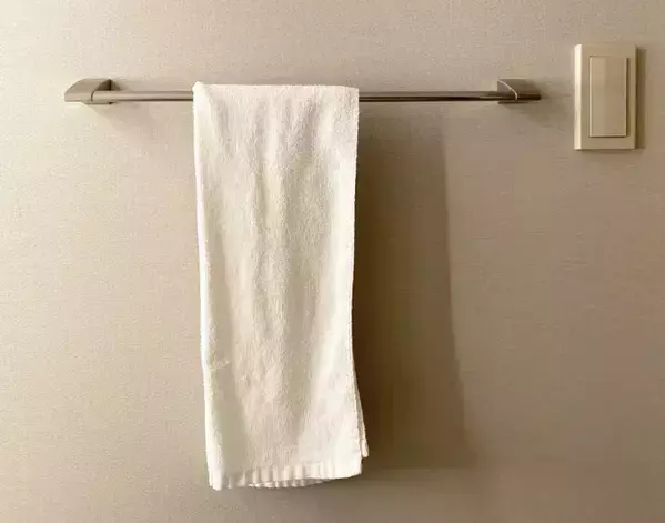 タオルの掛け方を少し変えるだけ？　ずり落ちを防ぐアイディアに「ストレス激減」「これは有益」【家事テク4選】