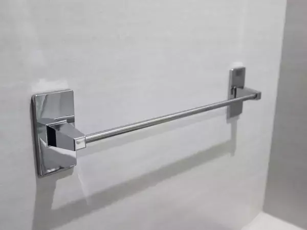 タオルの掛け方を少し変えるだけ？　ずり落ちを防ぐアイディアに「ストレス激減」「これは有益」【家事テク4選】