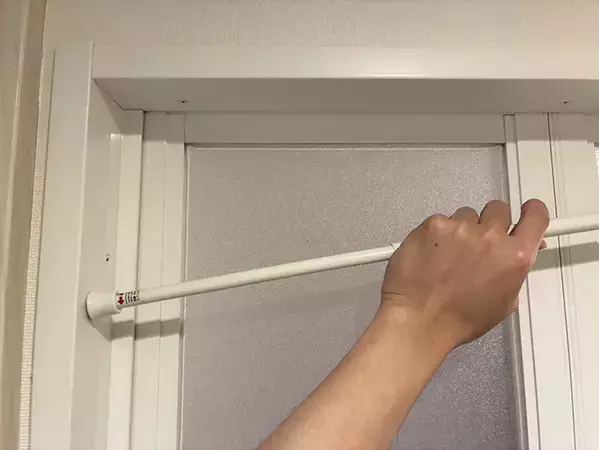 自衛隊「9割が知らない突っ張り棒の設置方法」　実際に試したら落ちなくなった