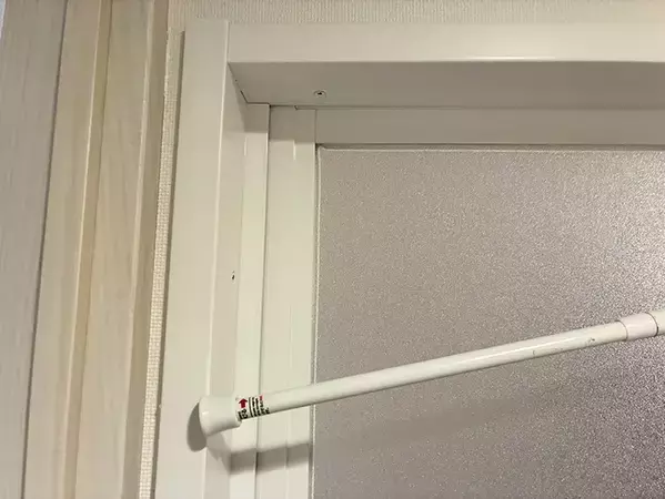 自衛隊「9割が知らない突っ張り棒の設置方法」　実際に試したら落ちなくなった