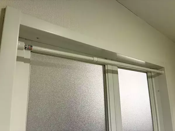 自衛隊「9割が知らない突っ張り棒の設置方法」　実際に試したら落ちなくなった