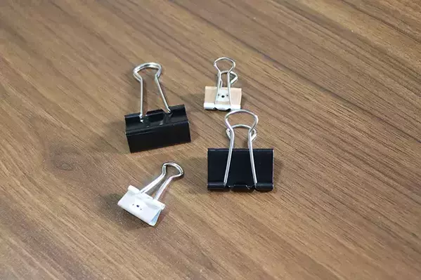 ダブルクリップは書類整理以外にも使える！　家事や仕事が楽になる意外な活用法【3選】