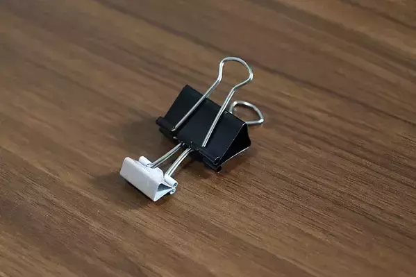 ダブルクリップは書類整理以外にも使える！　家事や仕事が楽になる意外な活用法【3選】