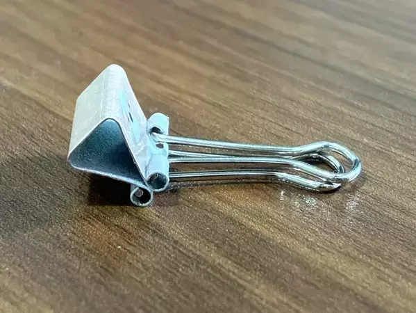 ダブルクリップは書類整理以外にも使える！　家事や仕事が楽になる意外な活用法【3選】