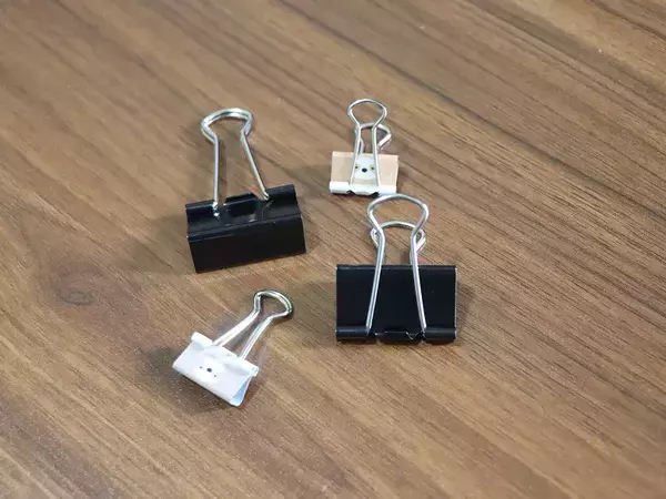 ダブルクリップは書類整理以外にも使える！　家事や仕事が楽になる意外な活用法【3選】