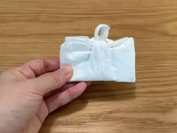 かさばるビニール袋が超スッキリ！　トートバッグ風の畳み方に「目からウロコ」「発想がすごい」