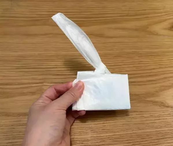 かさばるビニール袋が超スッキリ！　トートバッグ風の畳み方に「目からウロコ」「発想がすごい」