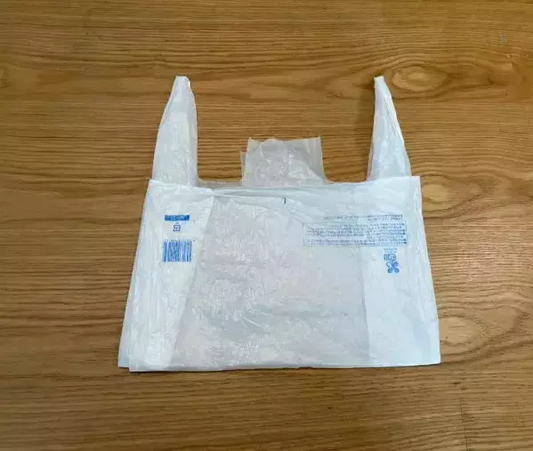 かさばるビニール袋が超スッキリ！　トートバッグ風の畳み方に「目からウロコ」「発想がすごい」