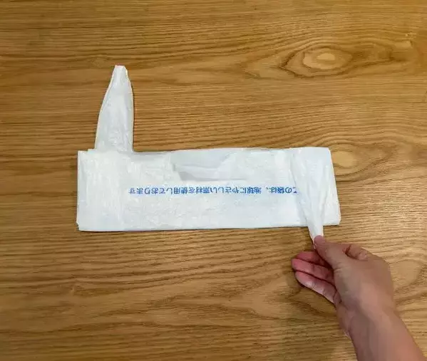 かさばるビニール袋が超スッキリ！　トートバッグ風の畳み方に「目からウロコ」「発想がすごい」