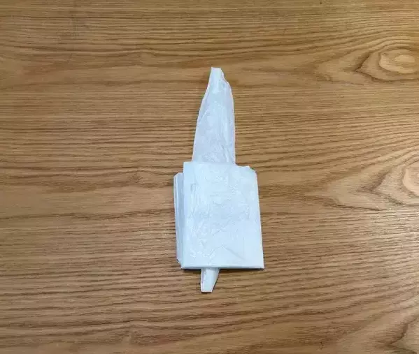 かさばるビニール袋が超スッキリ！　トートバッグ風の畳み方に「目からウロコ」「発想がすごい」