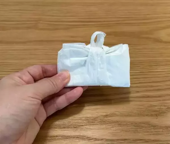 かさばるビニール袋が超スッキリ！　トートバッグ風の畳み方に「目からウロコ」「発想がすごい」