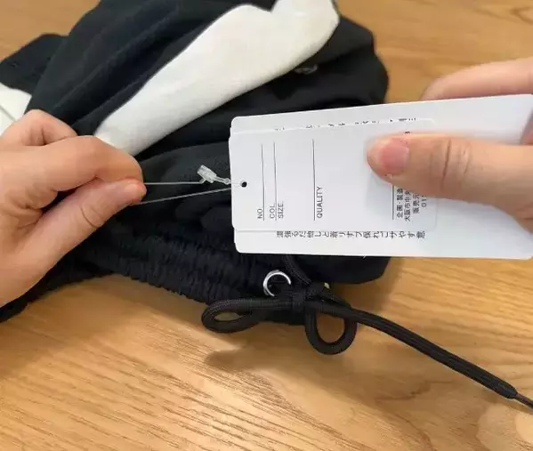 「ずっと無理やり引きちぎってた」　値札タグの簡単な外し方に「目からウロコ」「覚えとく」