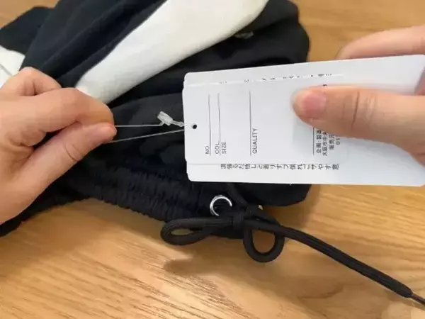 「ずっと無理やり引きちぎってた」　値札タグの簡単な外し方に「目からウロコ」「覚えとく」