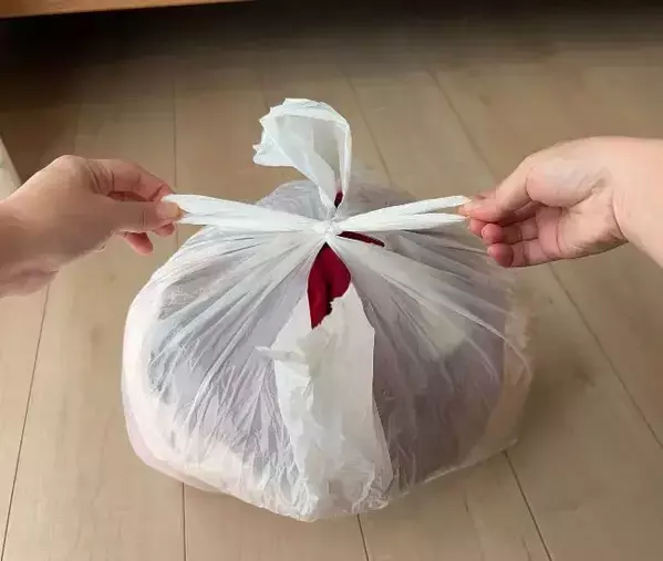 パンパンの袋を『交差して』ねじると？　驚きの結果に「マジで便利」「ウソでしょ」