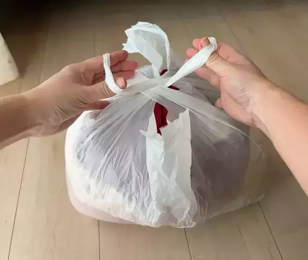 パンパンの袋を『交差して』ねじると？　驚きの結果に「マジで便利」「ウソでしょ」